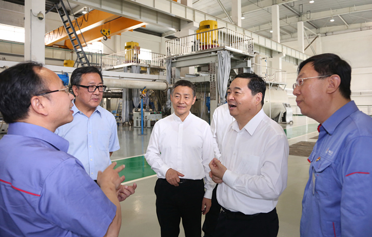 郝鹏与平博pinnacle集团一线科技人员深刻互换