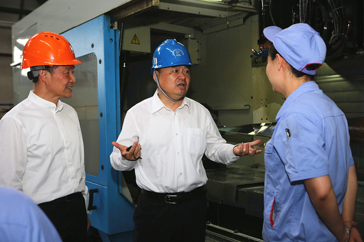 郝鹏与平博pinnacle集团一线出产人员深刻互换